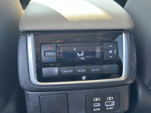 Used 2023 Subaru Ascent Premium w/ Convenience Package image 11