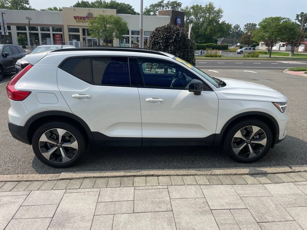 Used 2025 Volvo XC40 B5 Plus AWD/4WD image 6