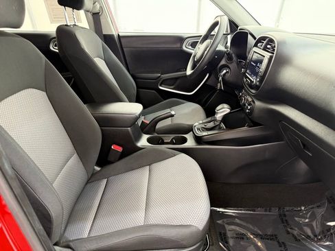 Used 2023 Kia Soul LX w/ LX Technology Package image 16