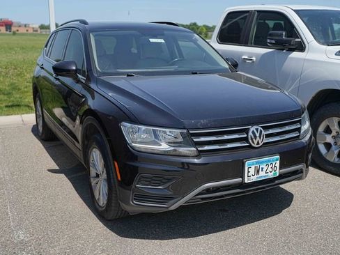 Used 2019 Volkswagen Tiguan SE w/ Panoramic Sunroof Package AWD/4WD image 3