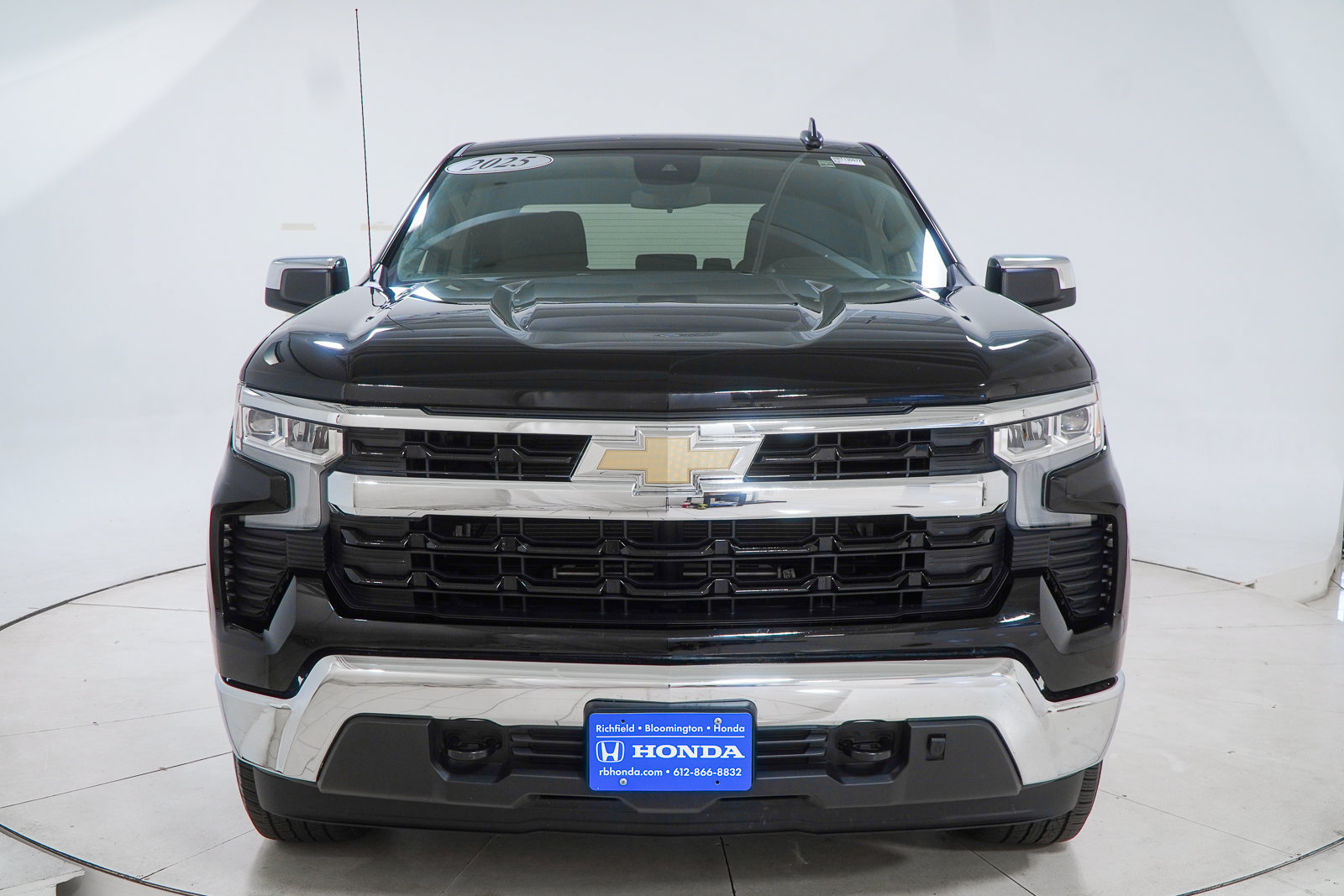 Used 2025 Chevrolet Silverado 1500 LT AWD/4WD image 2