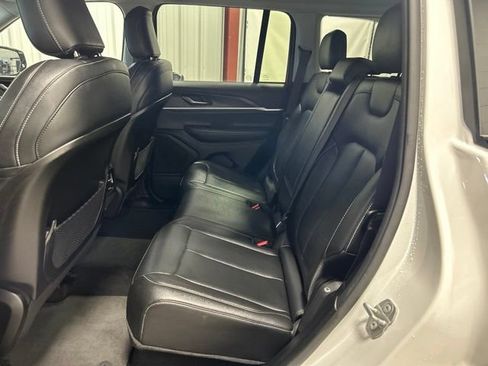 Used 2023 Jeep Grand Cherokee Limited AWD/4WD image 17