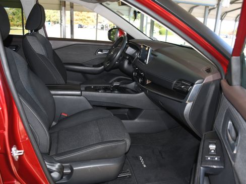 Used 2022 Nissan Rogue SV image 19