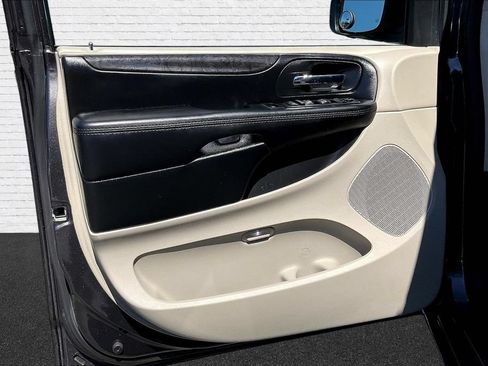 Used 2019 Dodge Grand Caravan SE FWD image 17