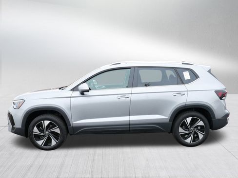 Certified 2025 Volkswagen Taos SE w/ Panoramic Sunroof Package image 4