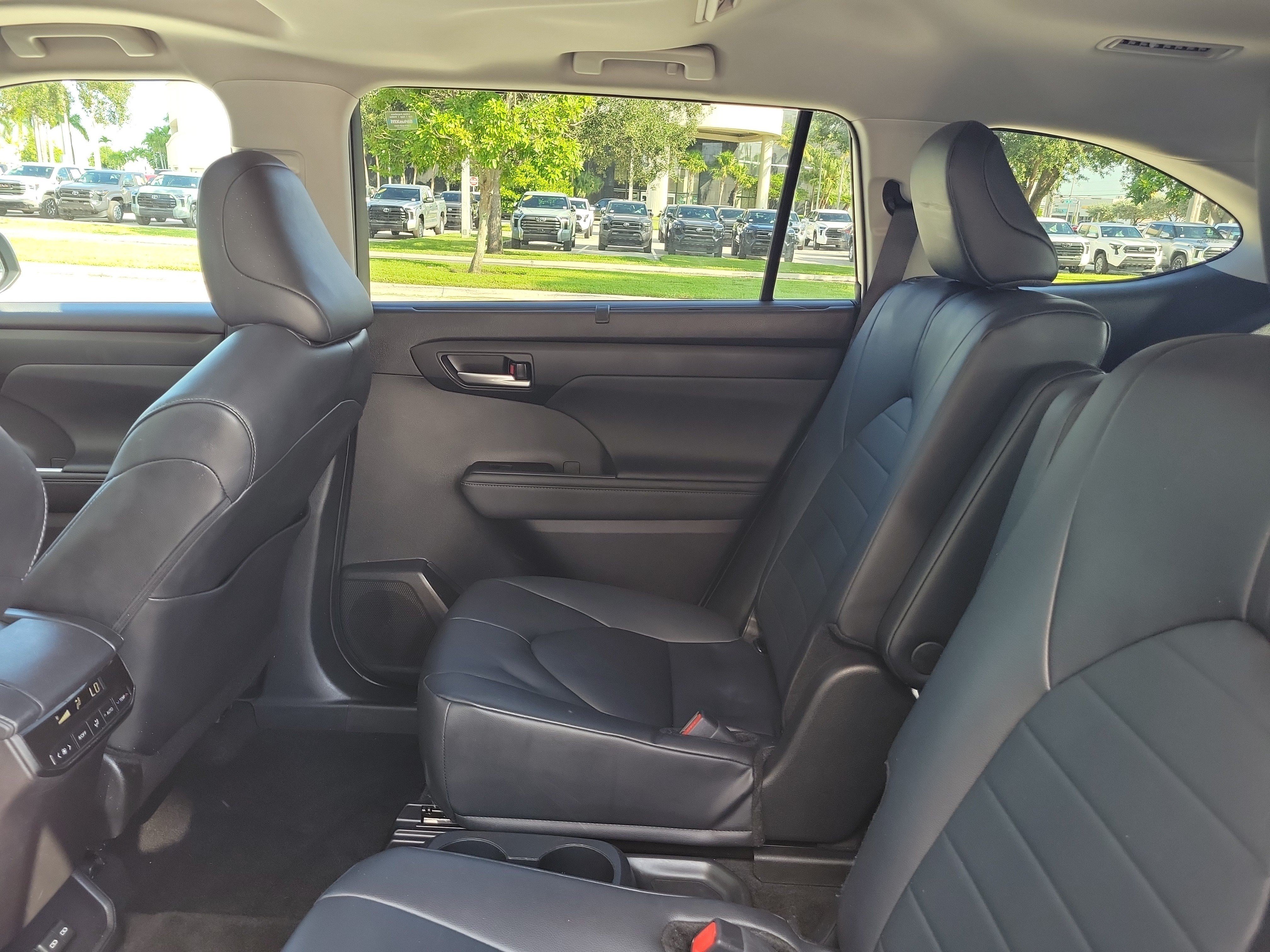 Used 2024 Toyota Highlander XLE FWD image 17