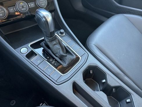 Used 2020 Volkswagen Jetta SE w/ SE Cold Weather Package image 19