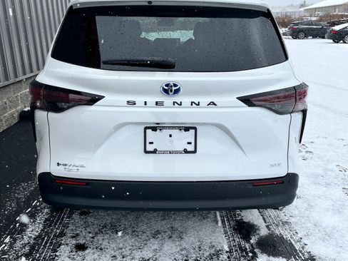 Used 2025 Toyota Sienna XLE w/ XLE Plus Package image 4