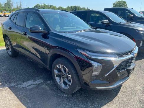 Used 2024 Chevrolet Trax LT FWD image 2