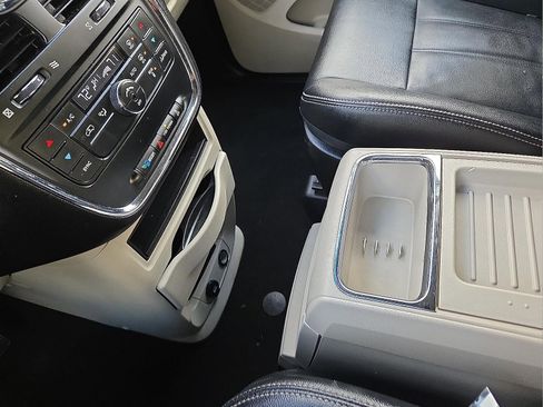 Used 2015 Chrysler Town & Country Touring image 25