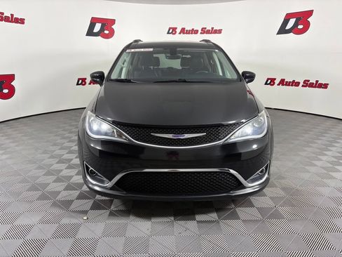 Used 2019 Chrysler Pacifica Touring-L FWD image 11