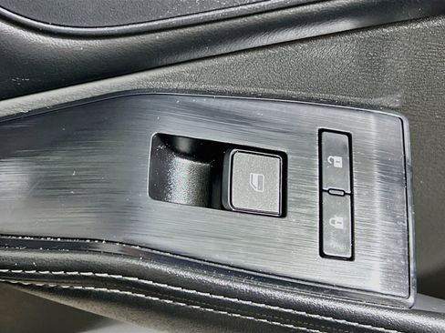 Used 2025 Nissan Rogue SV FWD image 31
