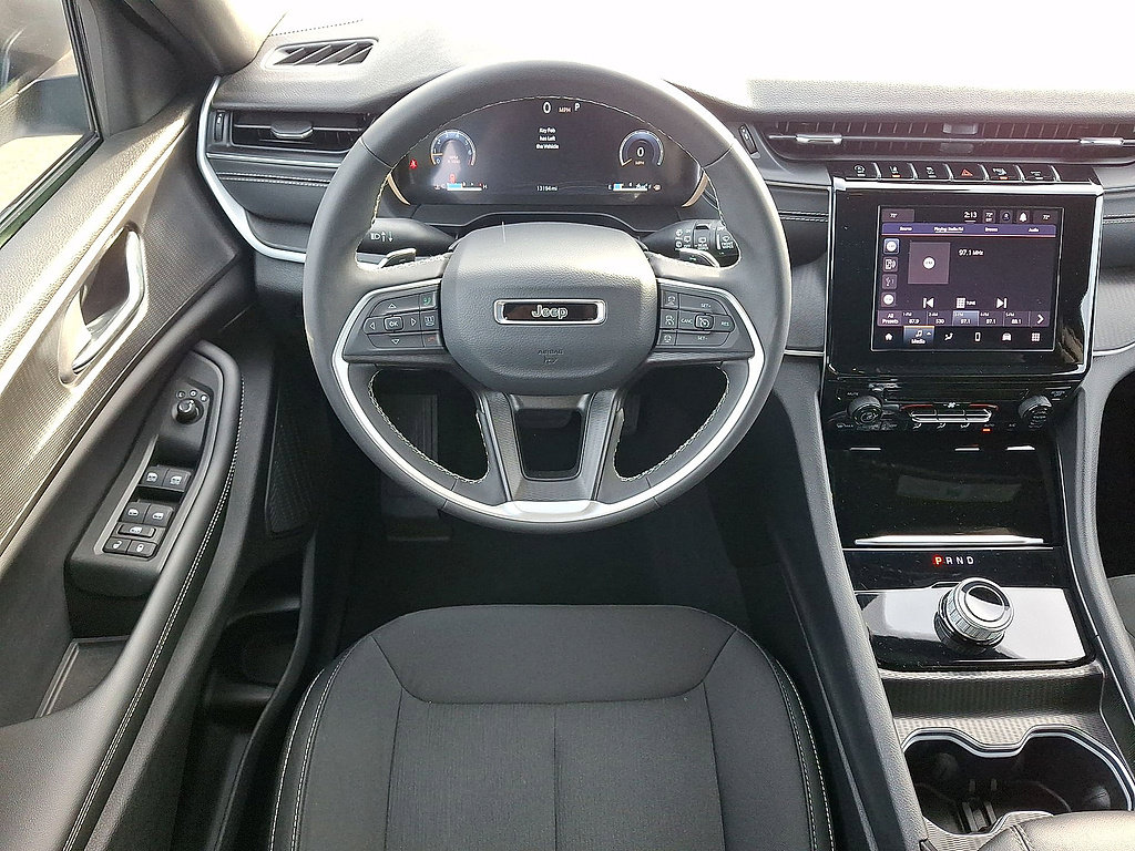 Used 2024 Jeep Grand Cherokee Laredo AWD/4WD image 27