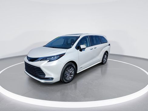 Used 2021 Toyota Sienna XLE image 4