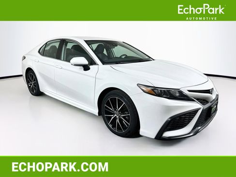 Used 2023 Toyota Camry SE FWD image 1