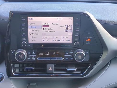 Used 2020 Toyota Highlander XLE FWD image 14