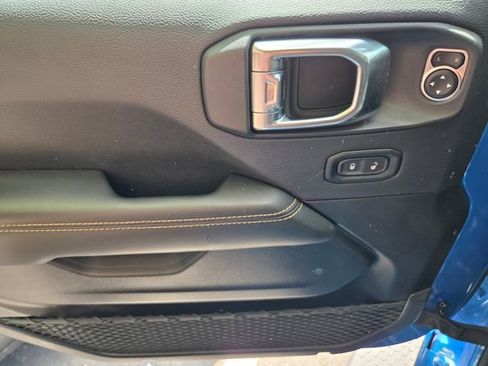 Used 2025 Jeep Wrangler Sahara image 7