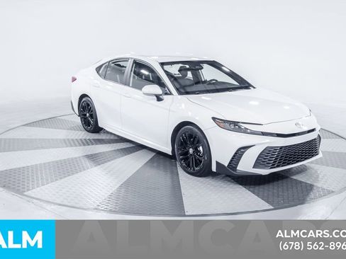 Used 2025 Toyota Camry SE image 14