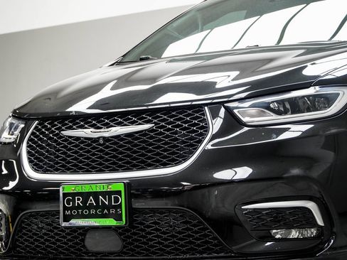 Used 2022 Chrysler Pacifica Pinnacle image 2