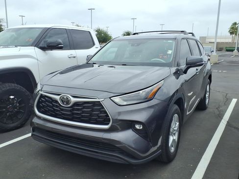 Used 2023 Toyota Highlander LE image 1
