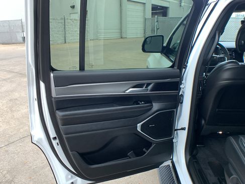 Used 2025 Jeep Wagoneer 4WD image 23