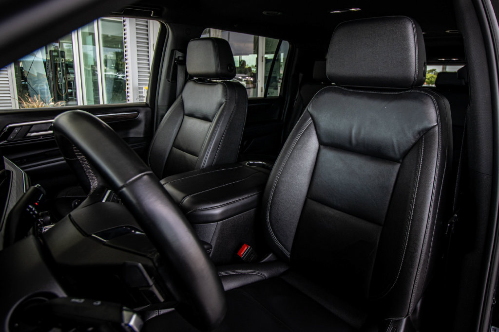 Used 2025 Chevrolet Suburban LT RWD image 24