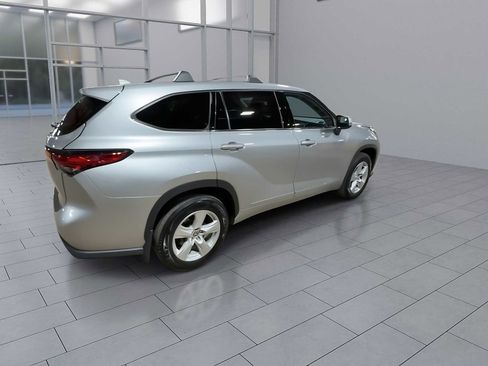 Used 2021 Toyota Highlander LE image 8