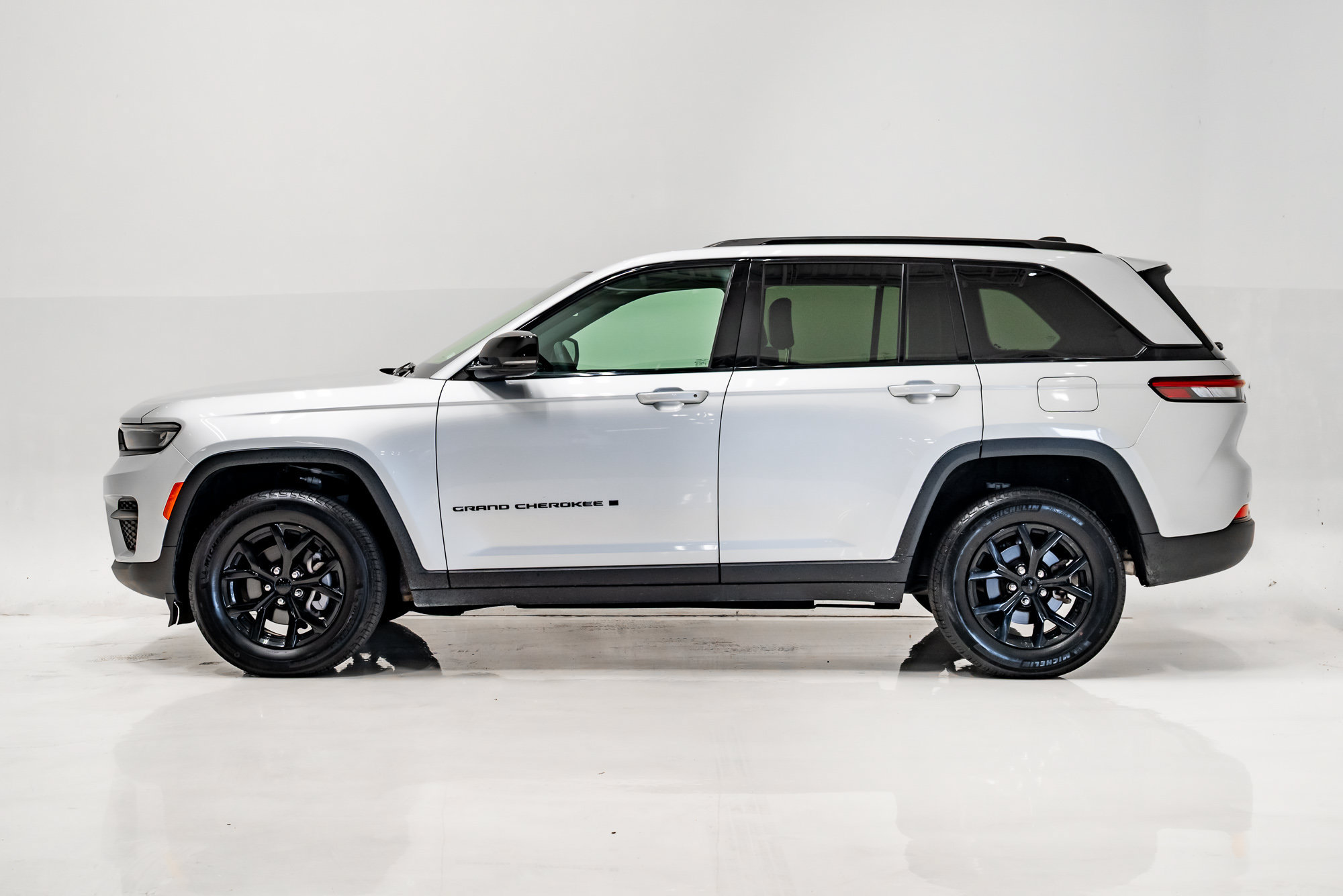 Certified 2025 Jeep Grand Cherokee Altitude AWD/4WD image 32