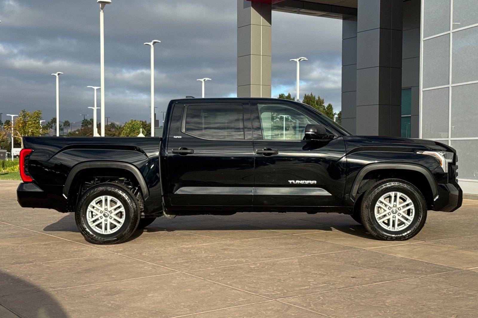 Used 2022 Toyota Tundra SR5 w/ SR5 Convenience Package AWD/4WD image 3