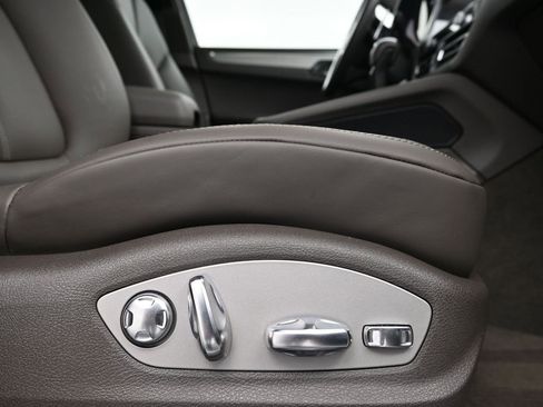Used 2022 Porsche Macan image 15