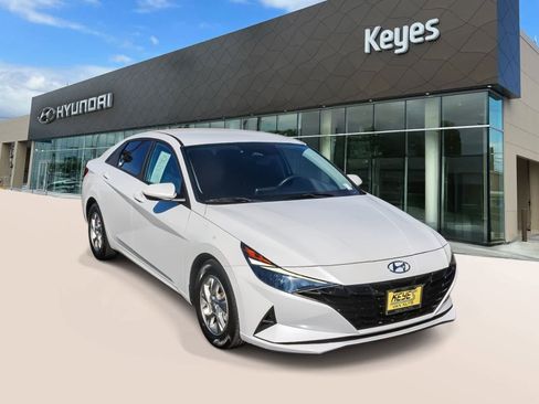 Used 2021 Hyundai Elantra SE image 3