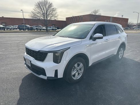 Certified 2024 Kia Sorento LX image 3