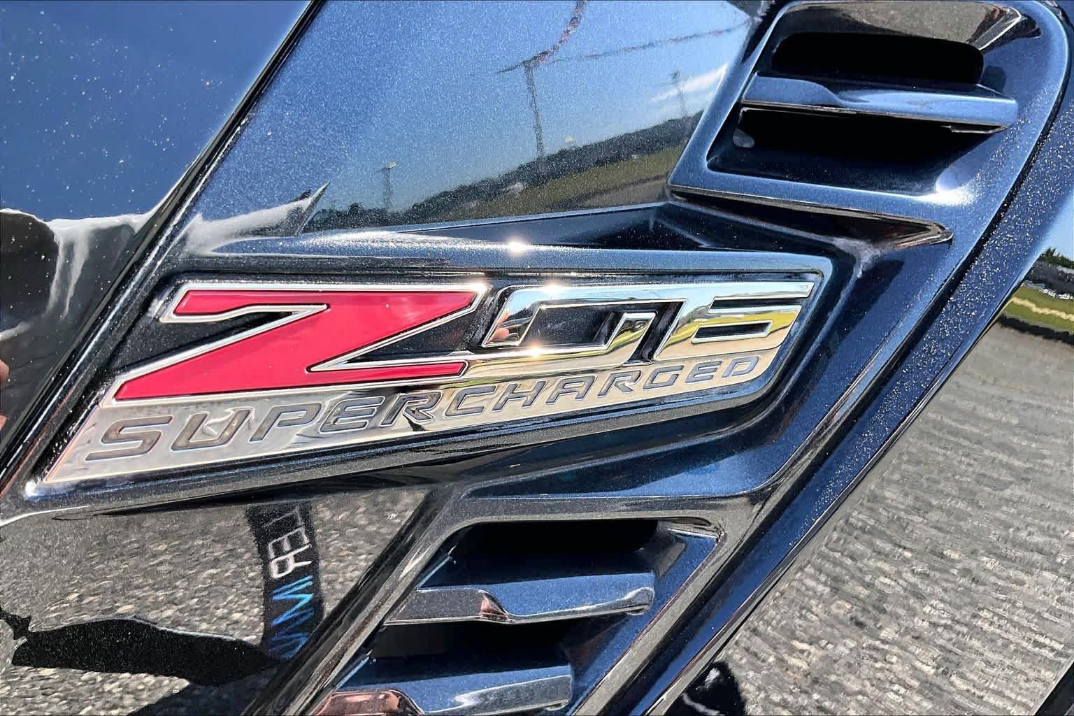 Used 2015 Chevrolet Corvette Z06 w/ 3LZ Preferred Equipment Group RWD image 24