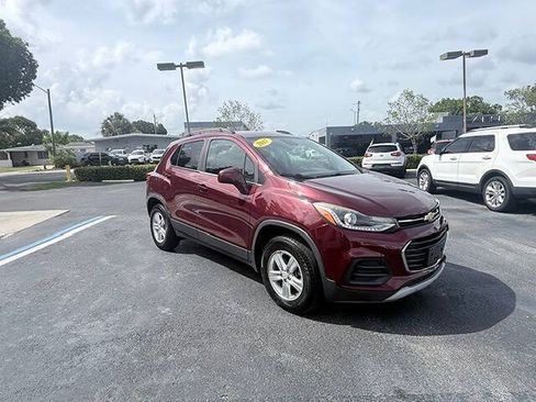 Used 2017 Chevrolet Trax LT AWD/4WD image 2