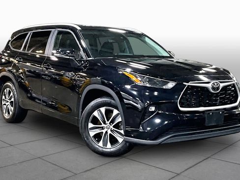 Used 2023 Toyota Highlander XLE AWD/4WD image 3