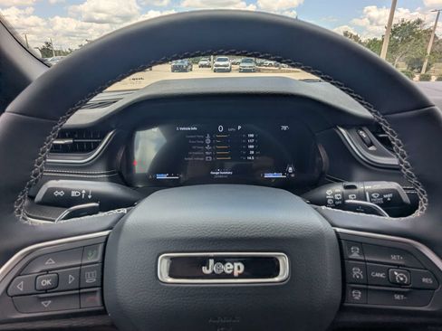 Used 2025 Jeep Grand Cherokee Altitude AWD/4WD image 35
