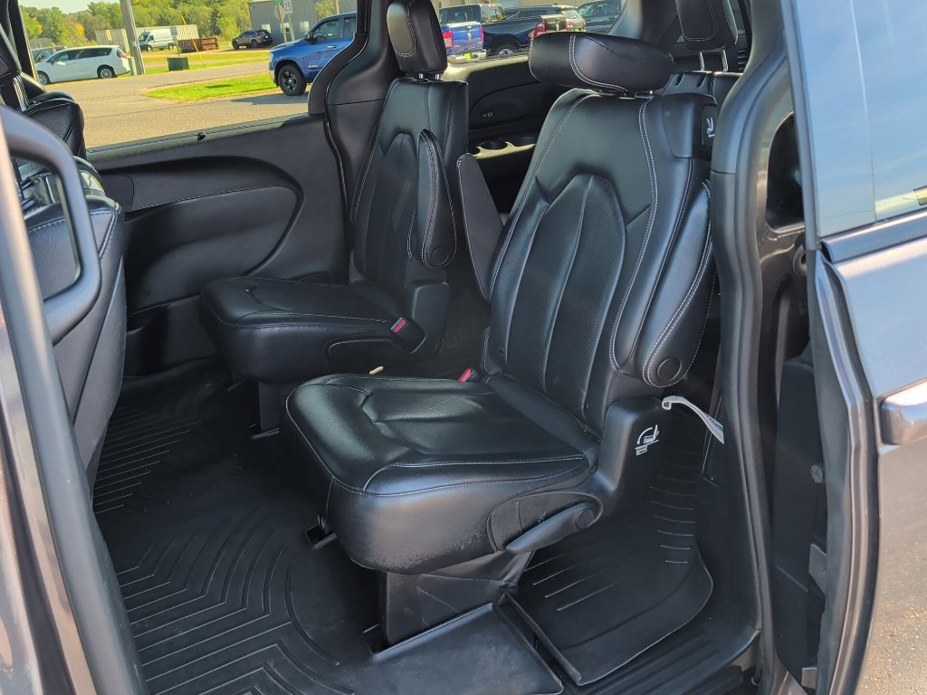 Used 2022 Chrysler Pacifica Touring-L w/ Uconnect Theater Family Group AWD/4WD image 34