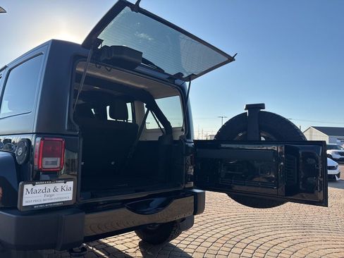 Used 2017 Jeep Wrangler Unlimited Sahara w/ Connectivity Group image 31