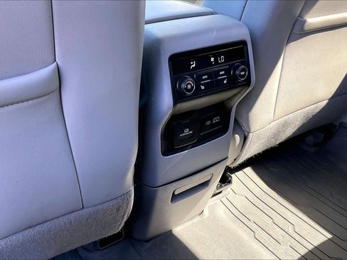 Certified 2023 GMC Acadia SLT w/ Technology Package image 33