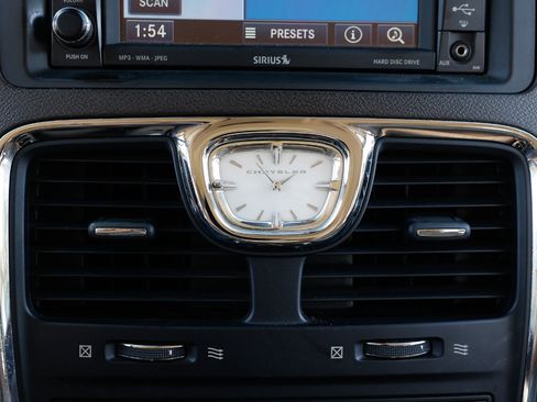 Used 2012 Chrysler Town & Country Limited image 34