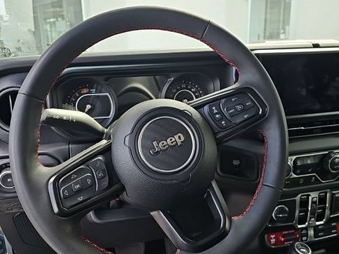 Used 2024 Jeep Wrangler Unlimited Rubicon w/ Convenience Group AWD/4WD image 9
