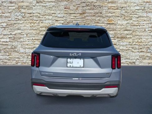 Used 2024 Kia Sorento LX FWD image 6