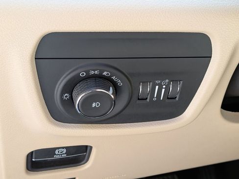 Used 2023 Jeep Grand Cherokee Limited w/ Luxury Tech Group II AWD/4WD image 15