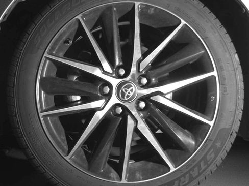 Used 2024 Toyota Camry SE image 12