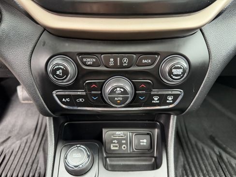 Used 2017 Jeep Cherokee Latitude w/ Comfort/Convenience Group image 23