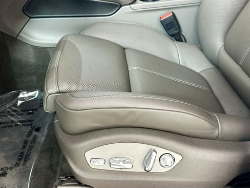 Certified 2025 Porsche Macan image 12