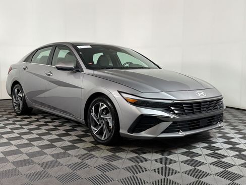 Used 2025 Hyundai Elantra SEL FWD image 26