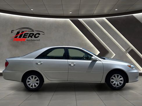 Used 2005 Toyota Camry LE FWD image 3
