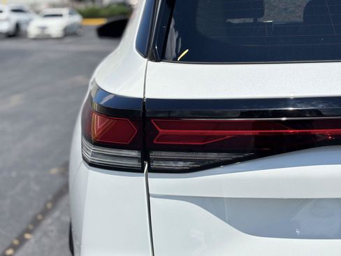 Used 2025 Volkswagen Tiguan SE R-Line AWD/4WD image 9