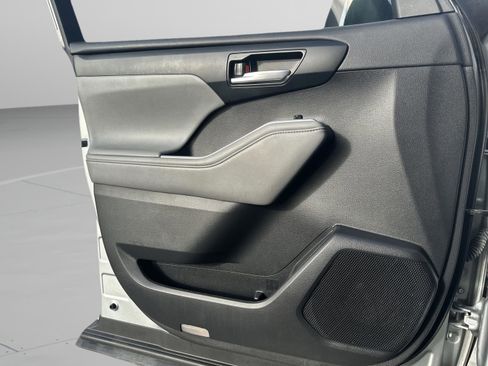 Used 2021 Toyota Highlander XLE image 28